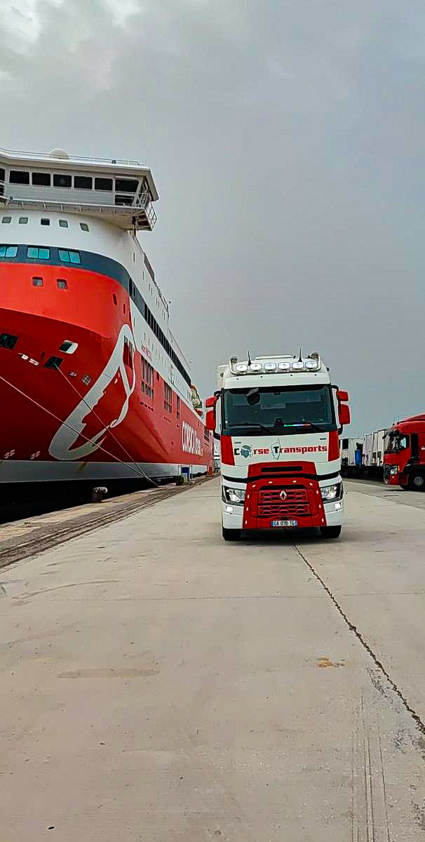Camion a coté d'un bateau